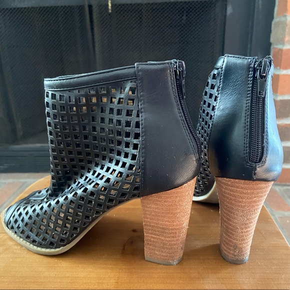 Report Ronda Black Laser Cut Waffle Weave Peep Toe Brown Heel Ankle Booties - Picture 3 of 3